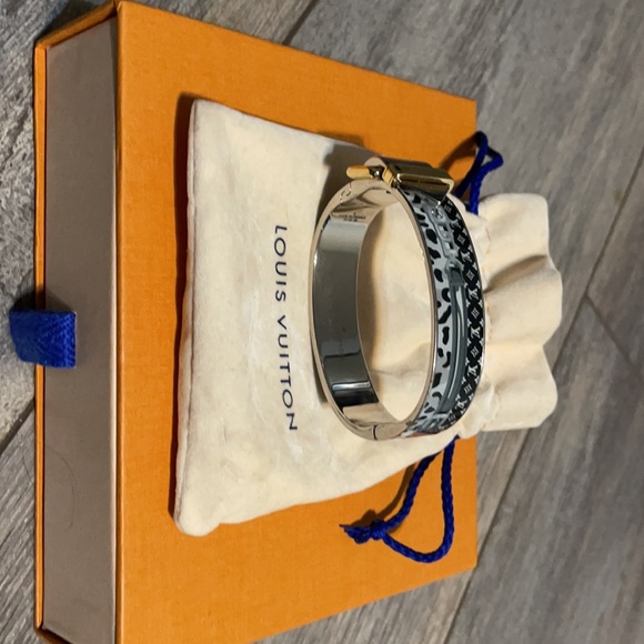 EUC Louis Vuitton Confidential bangle with pouch. - Picture 3 of 7